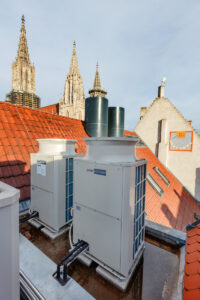 Klima Außengerät auf Dach in Ulm vor Münster