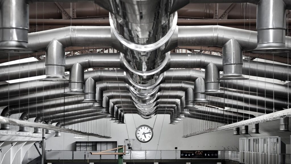 Industriehalle mit Lüftungsrohren an der Decke
